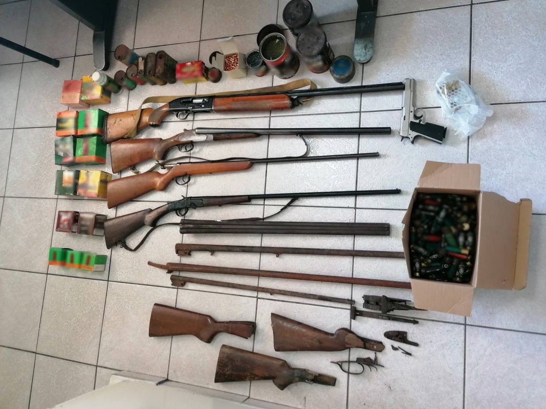 Ηράκλειο: Είχαν στην κατοχή τους «μίνι» οπλοστάσιο – Από όπλα μέχρι μαχαίρια και… πυροκροτητές