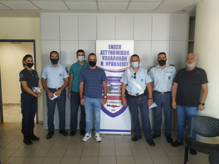 Δωροεπιταγές σε μαθητές της Πρώτης Δημοτικού από τους αστυνομικούς του Ηρακλείου