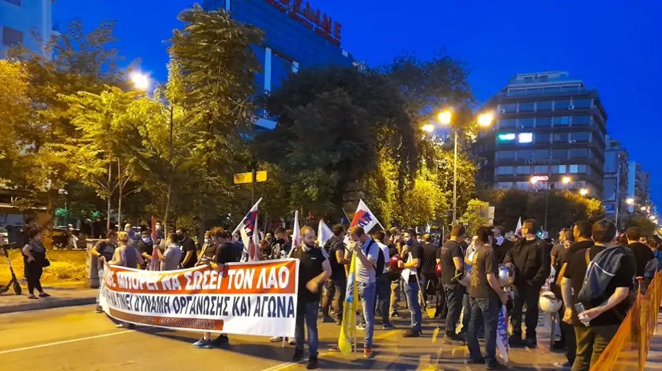 Ολοκληρώθηκαν οι πορείες στη Θεσσαλονίκη: Επεισόδια με μολότοφ, συλλήψεις και συνθήματα από τους αντιεμβολιαστές
