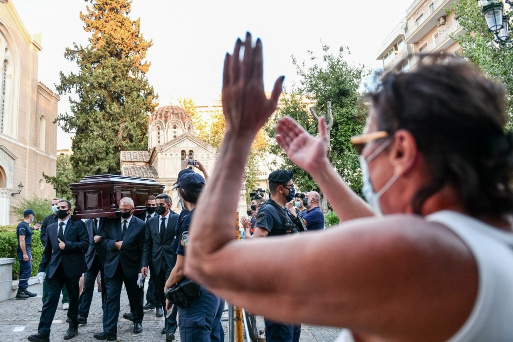 Μίκης Θεοδωράκης: Μέχρι στις 14.00 το λαϊκό προσκύνημα στη Μητρόπολη – Το πρωί της Πέμπτης θα φθάσει η σορός στα Χανιά