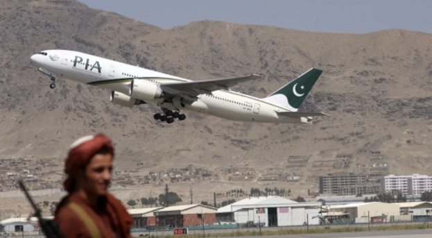 Αφγανιστάν: Προσγειώθηκε στην Καμπούλ η πρώτη διεθνής εμπορική πτήση μετά την επιστροφή των Ταλιμπάν