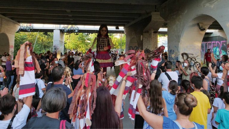 «Γιατί τόσο μίσος για μια κούκλα;»: Επεισόδια κατά την άφιξη την «Αμάλ» στη Λάρισα