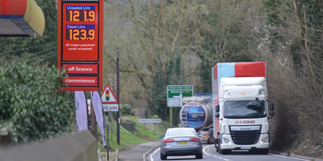 Χάος στη Βρετανία με τις ελλείψεις σε καύσιμα – Ουρές στα πρατήρια, πλαφόν έως 30 λίρες από τα βενζινάδικα <