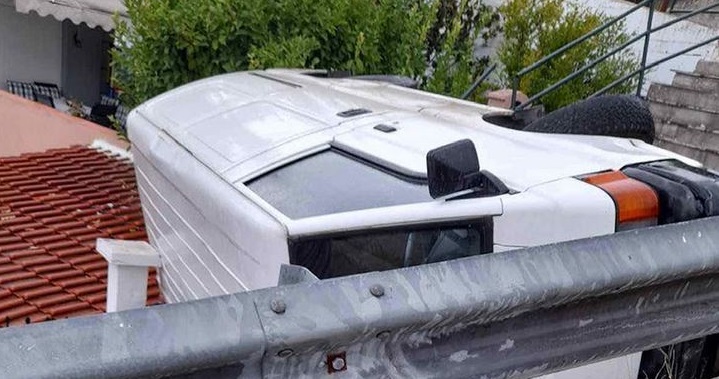 «Τρελή» πορεία φορτηγού – Προσγειώθηκε στην στέγη σπιτιού