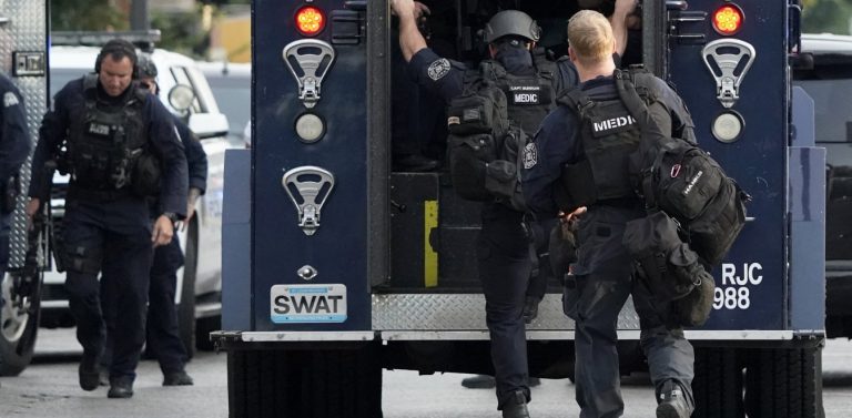 ΗΠΑ: Πυροβολούσαν αδιακρίτως, προσπάθησαν να ξεφύγουν και τράκαραν με τρένο – Αρκετοί τραυματίες