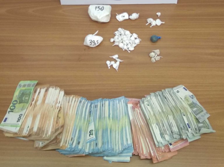 Τον έπιασαν με 4 διαφορετικές ναρκωτικές ουσίες και 20.000 ευρώ στο αυτοκίνητο