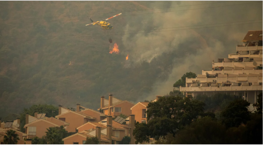 Πύρινος εφιάλτης στην Ισπανία: Χιλιάδες εγκατέλειψαν άρον άρον τα σπίτια τους, ένας νεκρός πυροσβέστης