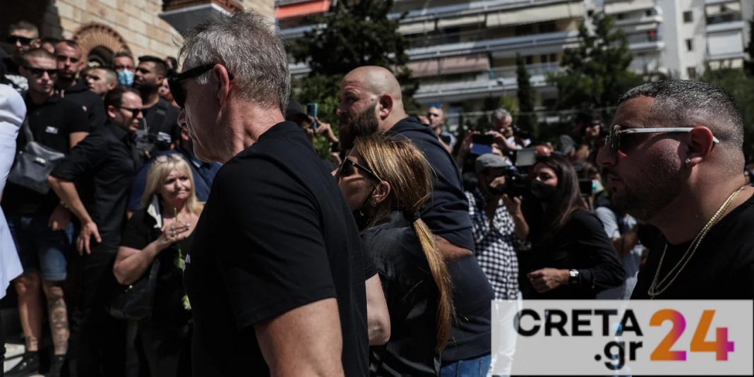 Mad Clip: Σπαράζουν τα λόγια της μητέρας του – «Γιατί αγόρι μου να φύγεις;»