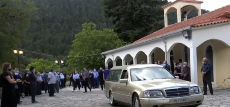 Αρκαδία: Σε κλίμα οδύνης η κηδεία του 15χρονου που πέθανε δύο ημέρες μετά τον εμβολιασμό του