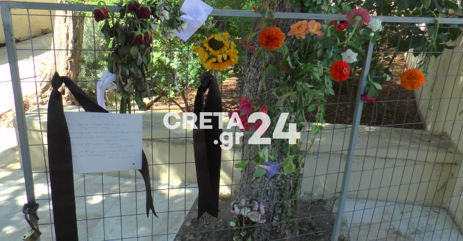 Η Κρήτη «αποχαιρετά» τον Μίκη Θεοδωράκη – Σημειώματα και από τουρίστες έξω από το σπίτι του (εικόνες & βίντεο)