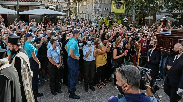 Μίκης Θεοδωράκης: Ο κόσμος αποχαιρετά τον σπουδαίο συνθέτη – Από τις 10 το πρωί το λαϊκό προσκύνημα την Τρίτη