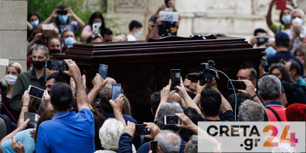 Ο Μίκης Θεοδωράκης ξεκίνησε το ταξίδι του προς τον Γαλατά Χανίων – Την Πέμπτη η κηδεία