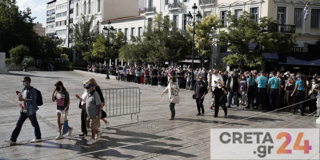 Μίκης Θεοδωράκης: Από τις 10:00 το πρωί το λαϊκό προσκύνημα, πλήθος κόσμου την πρώτη μέρα