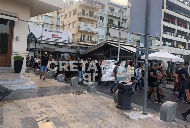 Πορεία στο κέντρο του Ηρακλείου για τα οκτώ χρόνια από τη δολοφονία του Παύλου Φύσσα (εικόνες)