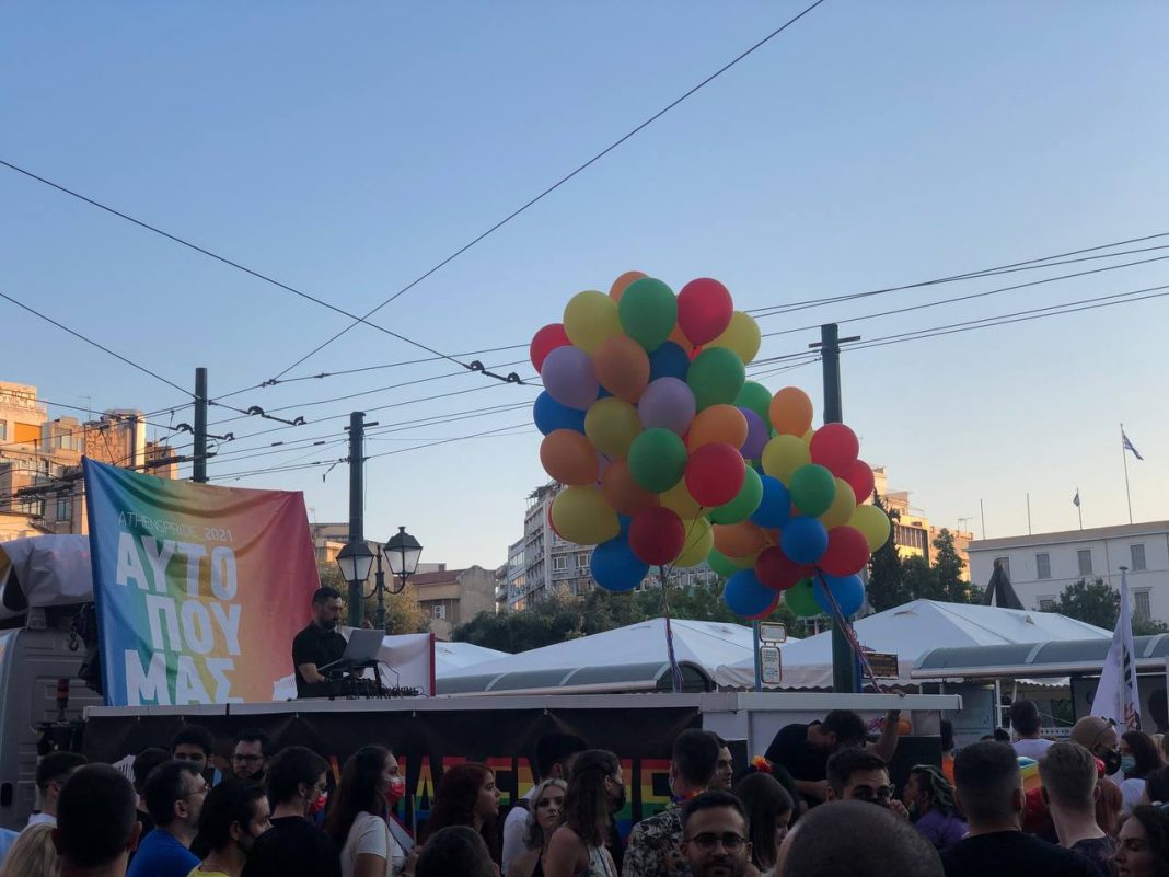 «Αυτό που μας ενώνει» – Γέμισε χρώμα το κέντρο της Αθήνας για το Athens Pride