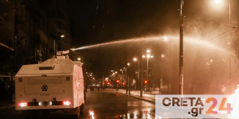 Επεισόδια με Ρομά, έκλεισαν δρόμο, καίνε λάστιχα – Ρίψεις νερού από τον «Αίαντα»