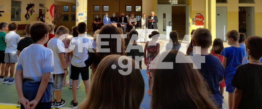 Ηράκλειο: Χαμόγελα για το πρώτο σχολικό κουδούνι – Επιστροφή στα θρανία με αυστηρά πρωτόκολλα (εικόνες)