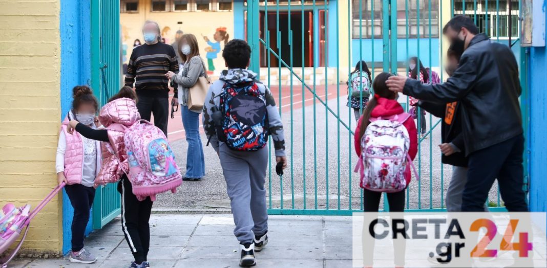 Ηράκλειο: Επεισοδιακός αγιασμός σε σχολείο – Γονείς πήγαν το παιδί τους χωρίς self test, απειλούσαν και συνελήφθησαν