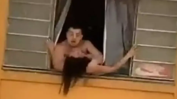 Βίντεο: Έγκυος επιχειρεί να πηδήξει από το παράθυρο του σπιτιού της για να γλιτώσει από τον άντρα της