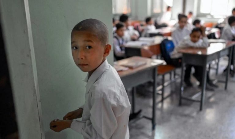 Αφγανιστάν: Οι Ταλιμπάν άνοιξαν σήμερα τα σχολεία, αλλά μόνο για τα αγόρια – Δείτε φωτογραφίες