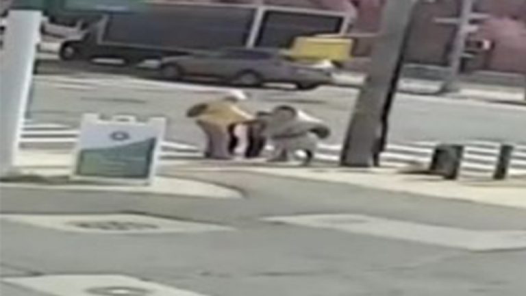 Σοκαριστική απόπειρα απαγωγής παιδιού κατέγραψε κάμερα από βενζινάδικο