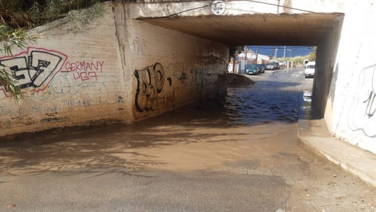 Κρήτη: 40 πόντοι νερό κάτω από τη γέφυρα – Προβλήματα για τους οδηγούς  (εικόνες)