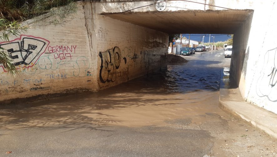 Κρήτη: 40 πόντοι νερό κάτω από τη γέφυρα – Προβλήματα για τους οδηγούς  (εικόνες)
