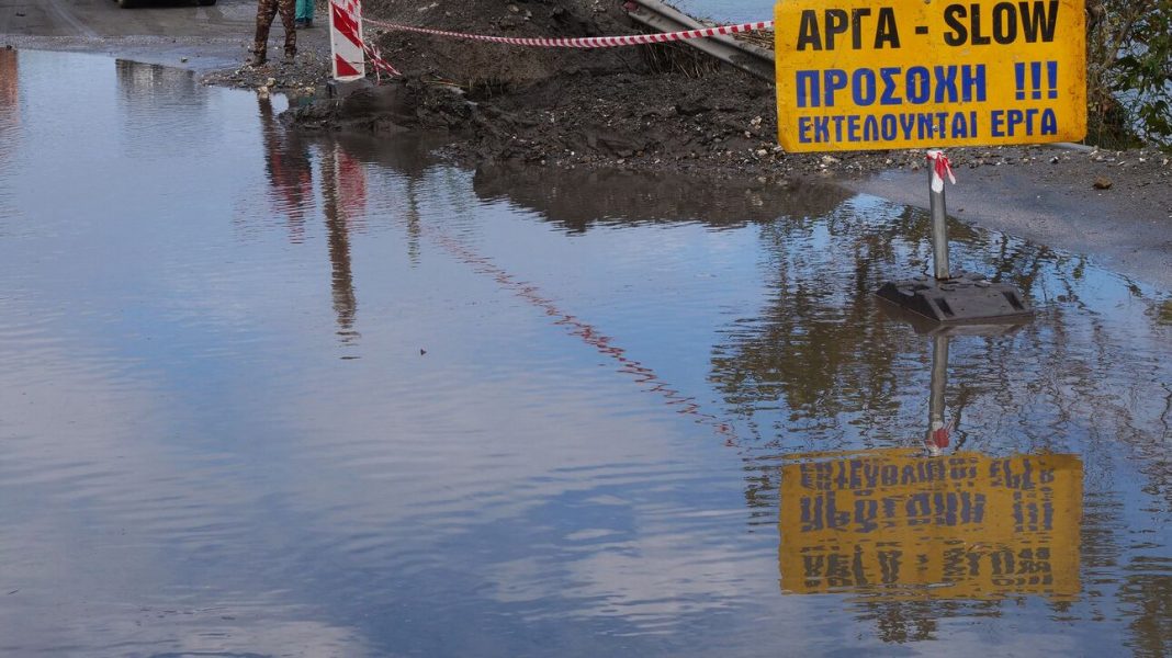 Κακοκαιρία «Μπάλλος»: Εκκένωση οικισμού στο Αγρίνιο λόγω ανόδου της στάθμης στη λίμνη Λυσιμάχεια