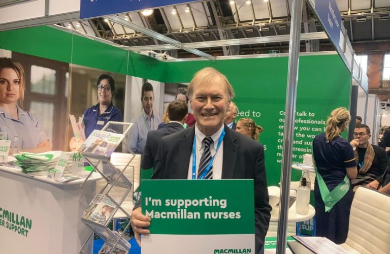 Βρετανία – Απαγγέλθηκαν κατηγορίες για τη δολοφονία του βουλευτή Έιμες σε βάρος του 25χρονου δράστη