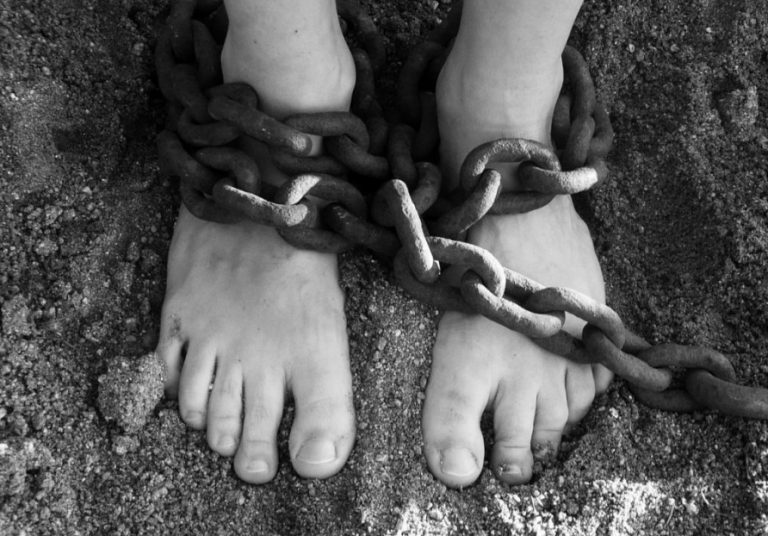 Σοκ προκάλεσε η υπόθεση του 55χρονου που κρατούσαν αλυσοδεμένο οι γονείς του – Φρικιαστικές καταθέσεις