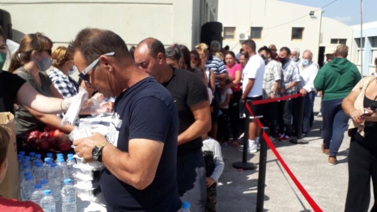 Αρκαλοχώρι: Γλίτωσε από θαύμα και μαγειρεύει για τους σεισμόπληκτους!