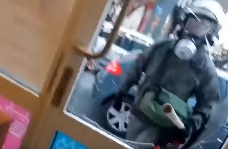 Εισαγγελική έρευνα για τον αστυνομικό των ΜΑΤ που έσπασε τζαμαρία στα Εξάρχεια