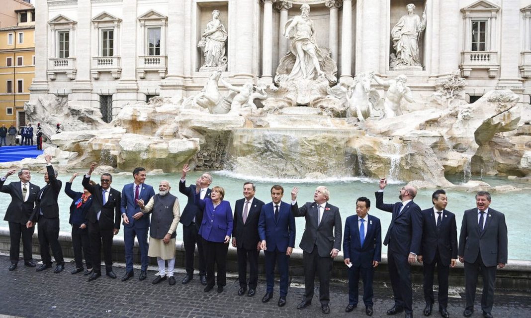 Ρώμη: Οι ηγέτες της G20 φωτογραφίζονται στη Φοντάνα ντι Τρέβι