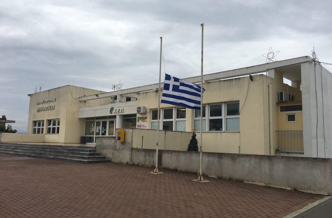 Μεσίστια η ελληνική σημαία στο Δημαρχείο Γόρτυνας για την απώλεια της Φώφης Γεννηματά