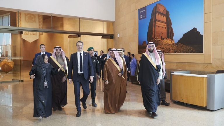 Στη Σαουδική Αραβία ο Μητσοτάκης: Σφίγγει ο κλοιός του αραβικού κόσμου στην Άγκυρα