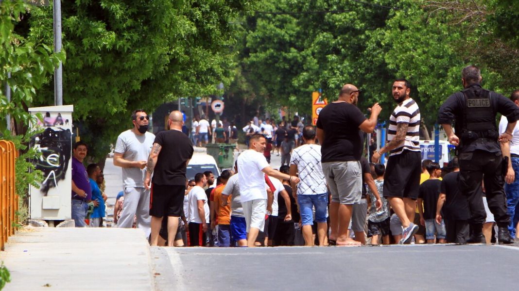 Έκλεισε η Εθνική Οδός: Ένταση και πετροπόλεμος από Ρομά
