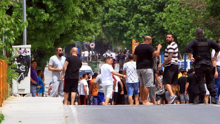 Έκλεισε η Εθνική Οδός: Ένταση και πετροπόλεμος από Ρομά