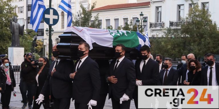 Συντετριμμένη η αδελφή της Φώφης Γεννηματά, Μαίρη – Συνόδευσε τη σορό της στο παρεκκλήσι
