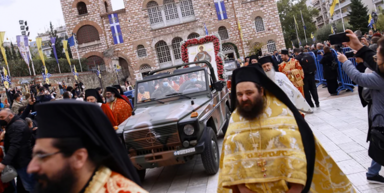 Θεσσαλονίκη: Φόβοι έξαρσης της πανδημίας όπως το 2020 -Συνωστισμός για τον Αγιο Δημήτριο, προσκυνούσαν χωρίς μάσκα