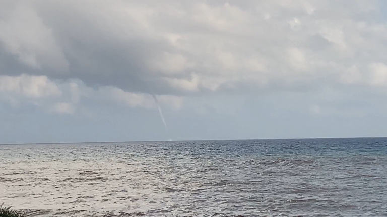 Ο εντυπωσιακός ανεμοστρόβιλος στην Κρήτη (εικόνες)