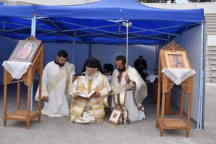 Αρκαλοχώρι: Αρχιερατική λειτουργία σε σκηνή για τους σεισμοπαθείς