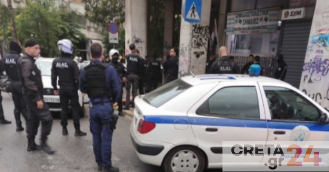 Πανικός στο κέντρο της Αθήνας: Αυτοκίνητο εμβόλισε περιπολικό – Πυροβολισμοί από τον αστυνομικό