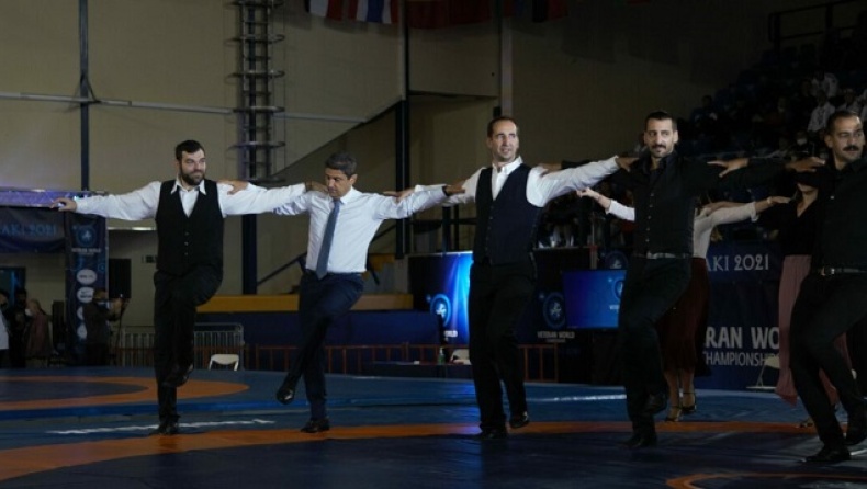 Ο Αυγενάκης έσυρε το χορό στην τελετή έναρξης του Παγκοσμίου Πρωταθλήματος Πάλης Βετεράνων