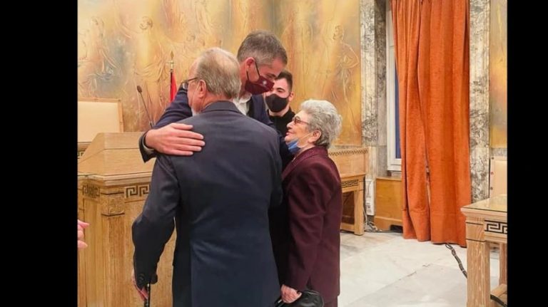 Ο Μπακογιάννης πάντρεψε στο δημαρχείο ένα ζευγάρι 87 και 85 ετών