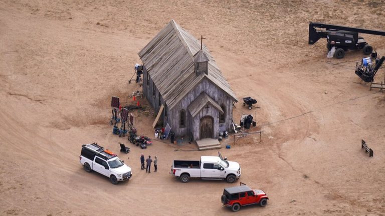 Άλεκ Μπόλντουιν: «Μέλη της παραγωγής έκαναν σκοποβολή με αληθινές σφαίρες», λένε πηγές στο TMZ