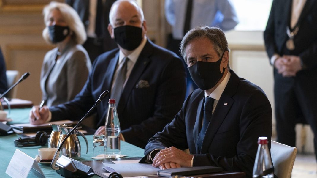Μπλίνκεν από το Παρίσι: Επί τάπητος η αποκατάσταση της εμπιστοσύνης των Γάλλων προς τις ΗΠΑ