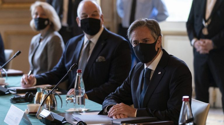 Μπλίνκεν από το Παρίσι: Επί τάπητος η αποκατάσταση της εμπιστοσύνης των Γάλλων προς τις ΗΠΑ