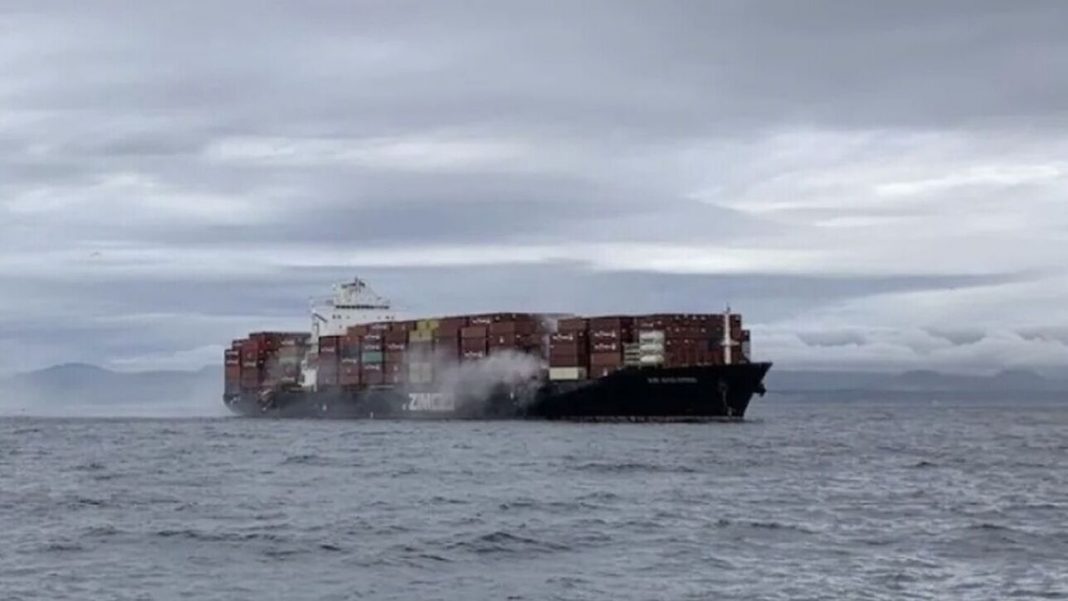 Καναδάς: Τοξικά αέρια εκλύονται από φλεγόμενο πλοίο στ’ανοιχτά της χώρας