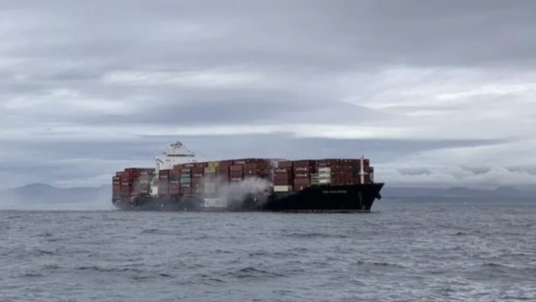 Καναδάς: Πυρκαγιά σε πλοίο μεταφοράς εμπορευματοκιβωτίων – Εκλύονται τοξικά αέρια