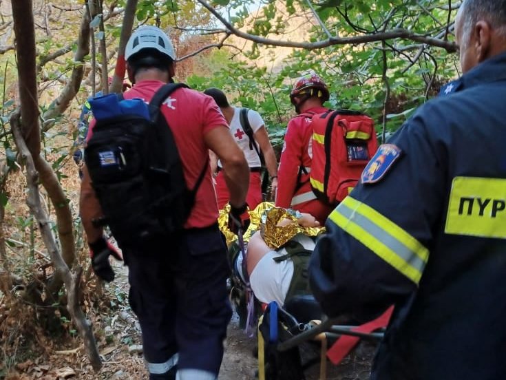 Κρήτη: Γυναίκα τραυματίστηκε σε φαράγγι – Επιχείρηση για την διάσωση της (εικόνες)